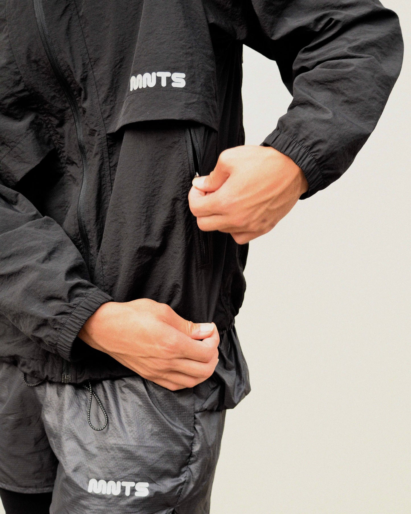 MNTS RUNNING CLUB WINDBREAKER/ BLACK